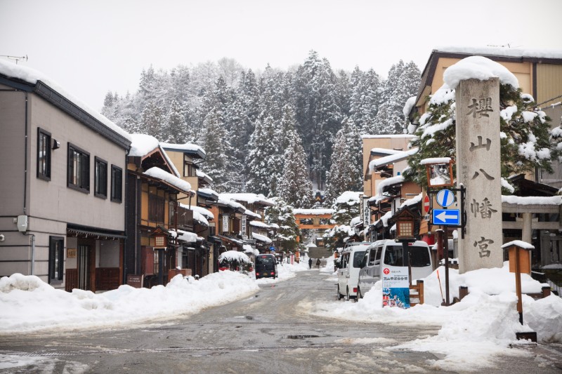 【日本岐阜】飛騨高山櫻山八幡宮・雪中的白色鳥居