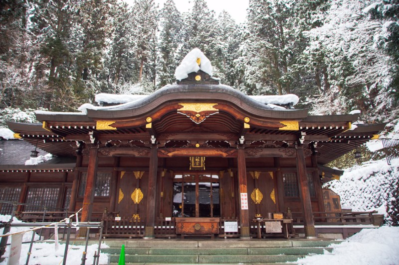 【日本岐阜】飛騨高山櫻山八幡宮・雪中的白色鳥居