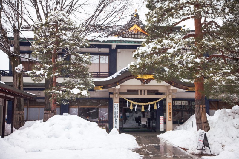 【日本岐阜】飛騨高山櫻山八幡宮・雪中的白色鳥居