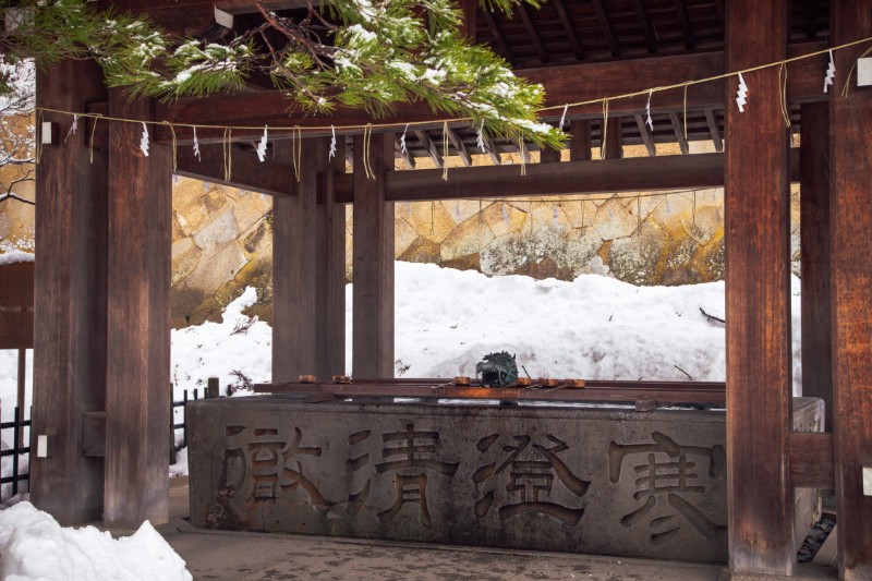 【日本岐阜】飛騨高山櫻山八幡宮・雪中的白色鳥居