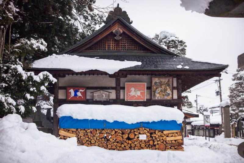 【日本岐阜】飛騨高山櫻山八幡宮・雪中的白色鳥居