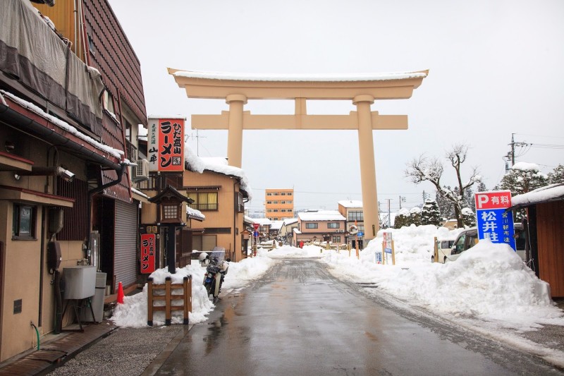 【日本岐阜】飛騨高山櫻山八幡宮・雪中的白色鳥居