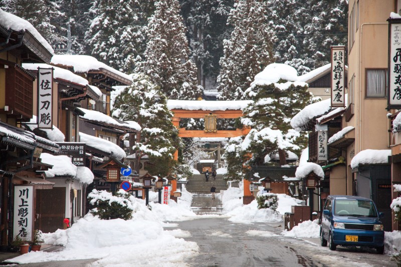 【日本岐阜】飛騨高山櫻山八幡宮・雪中的白色鳥居