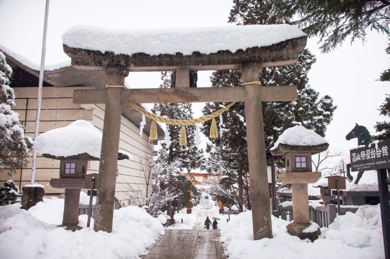 【日本岐阜】飛騨高山櫻山八幡宮・雪中的白色鳥居