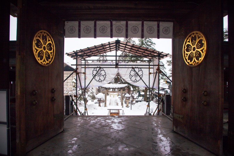 【日本岐阜】飛騨高山櫻山八幡宮・雪中的白色鳥居