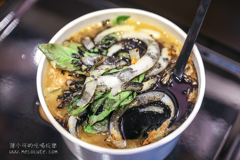 三重美食：麵線黑黑的！ㄅㄌㄟㄎ創意麵線，鐵板料理變身台灣麵線小吃！