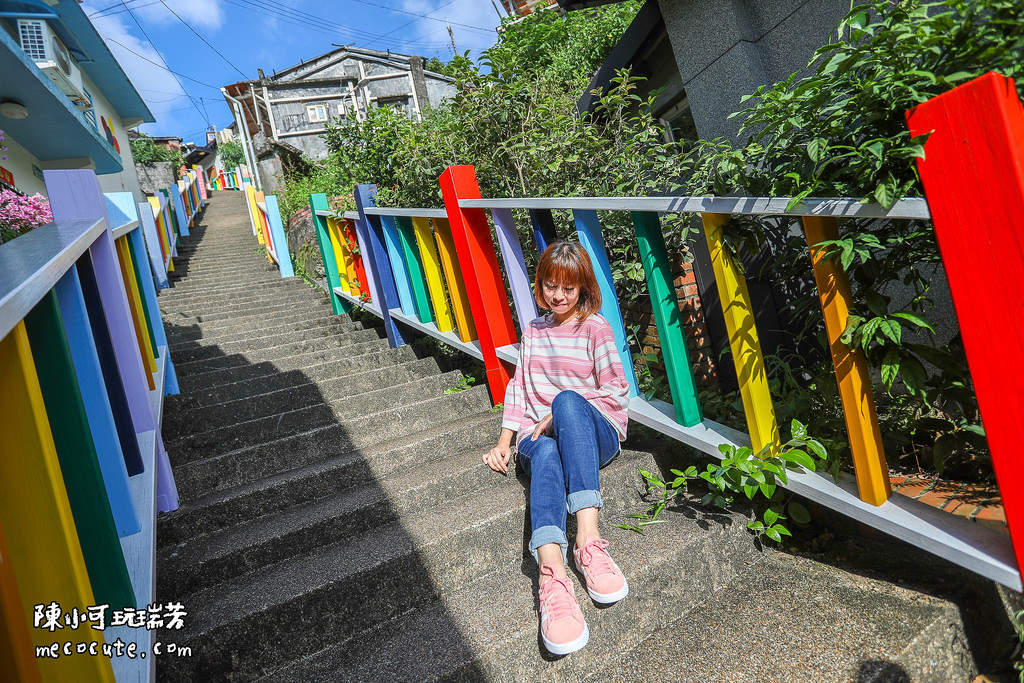 新北市瑞芳：祈堂老街，老街上的階梯！網紅打卡景點「祈堂老街彩虹欄杆」