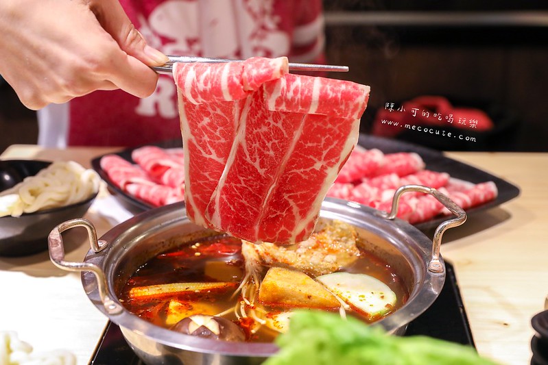 台北火鍋：川鼎精緻鍋物，蛤蠣船入港啦！大顆飽滿絕對必點，大盤肉來一盤吃飽飽。