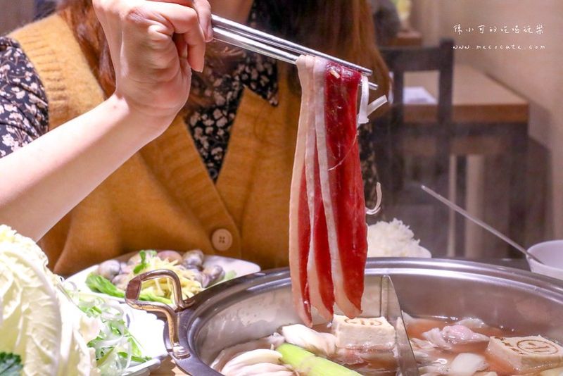 台北火鍋：小川鍋物淡水店～浮誇鴨肉瀑布超吸睛！吃過最好吃的松阪豬就這間