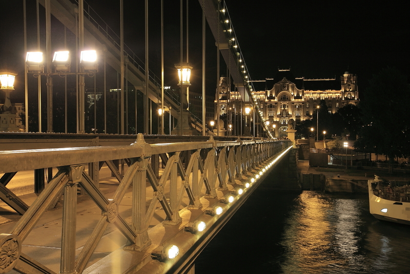 【布達佩斯】鏈橋日與夜．在多瑙河畔散步才是正經事
